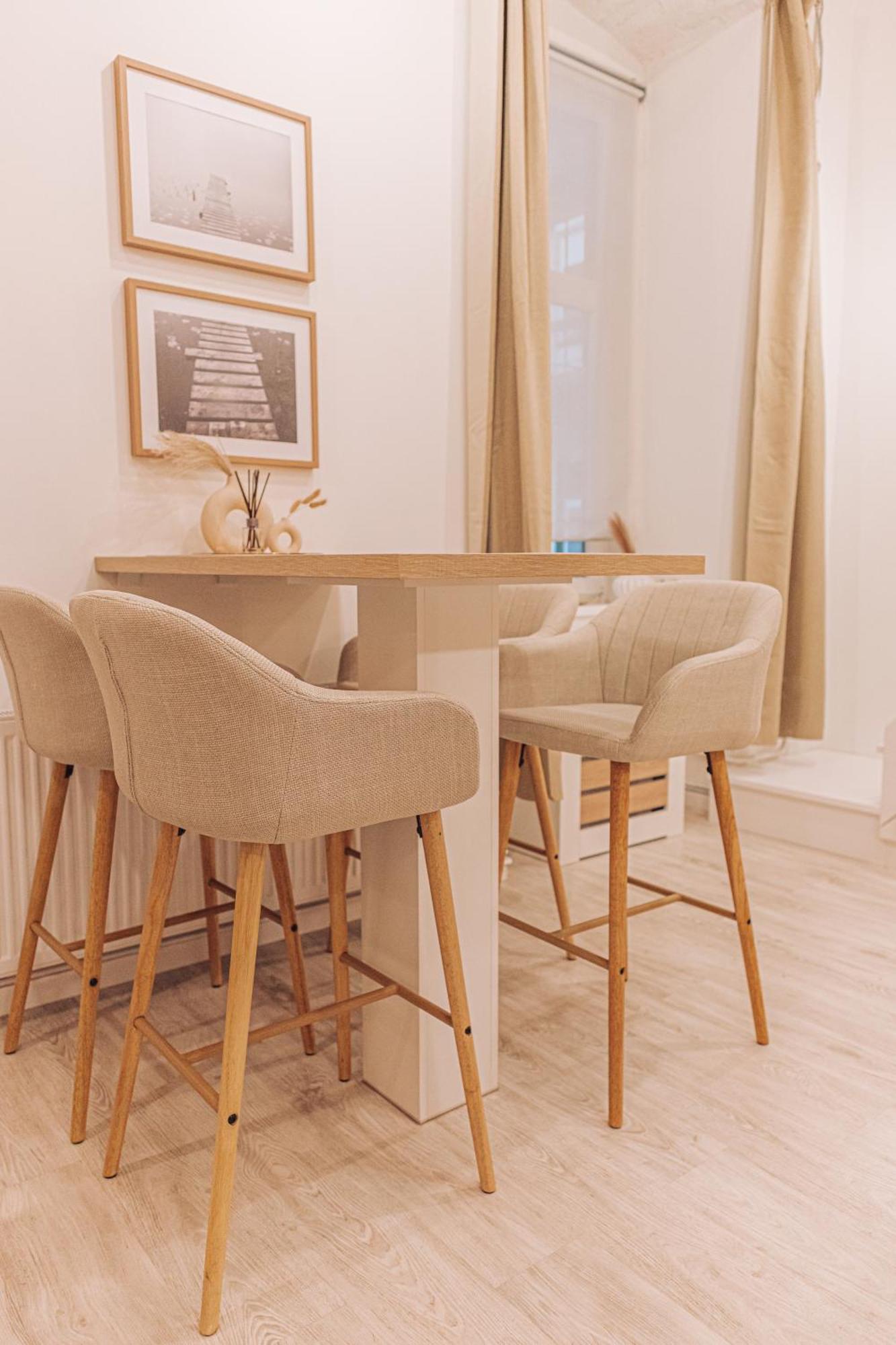 Stylish At Ruin Pub District Apartment